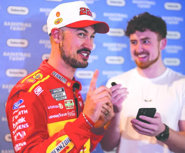 Logano snaps winless drought to get back in NASCAR Chase